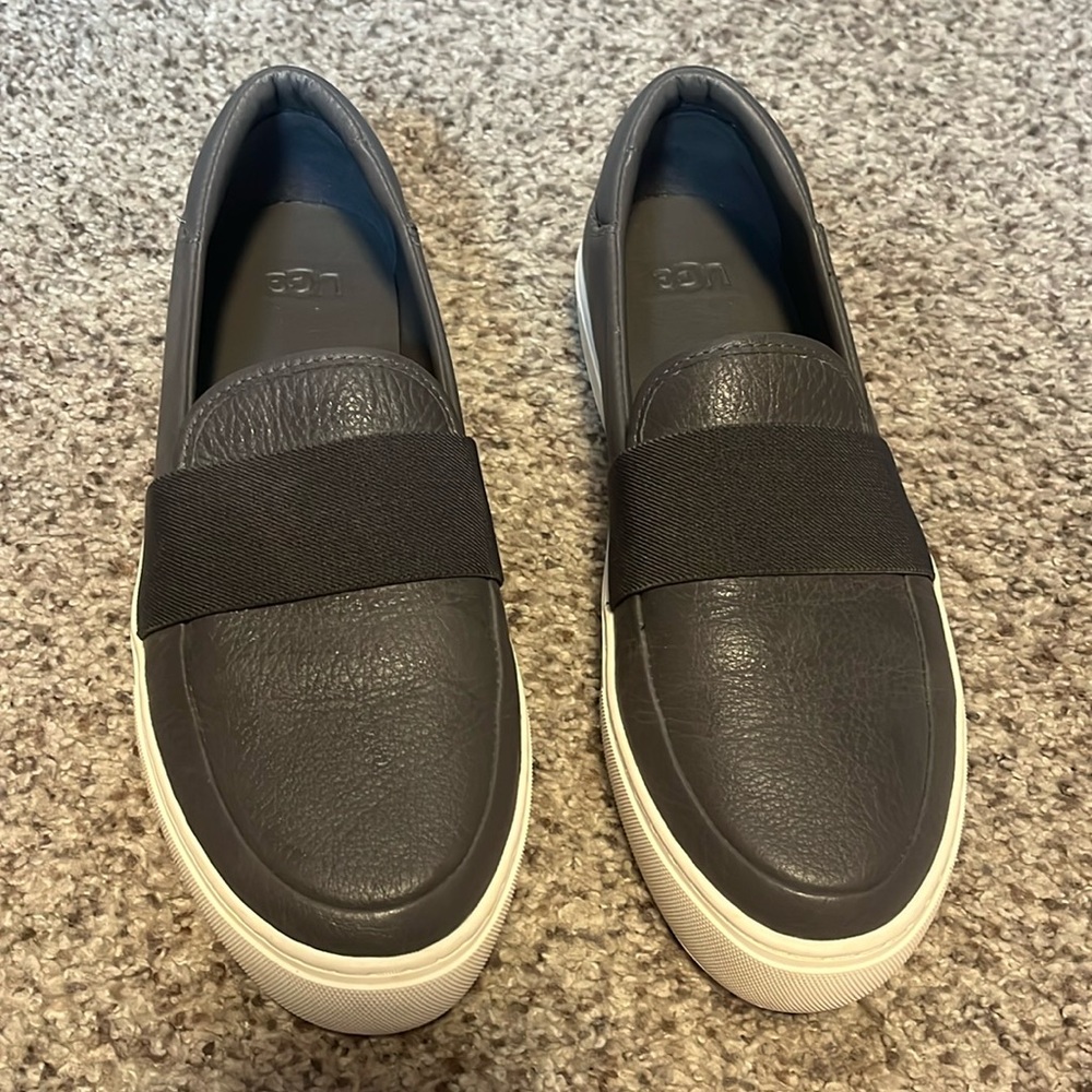 Leather Ugg slip on shoes, in perfect condition